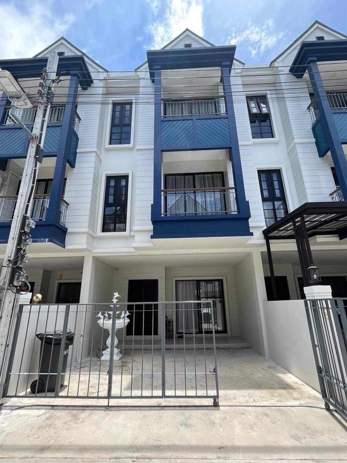 ขายทาวน์โฮมวิภาวดี ดอนเมือง หลักสี่ : ขาย ด่วน ทาว์นโฮม 3 ชั้น พร้อมอยู่ หมู่บ้าน Pembury แยกหลักสี่ แต่งสวย รสนิยมเลิศ เดินทางสะดวก