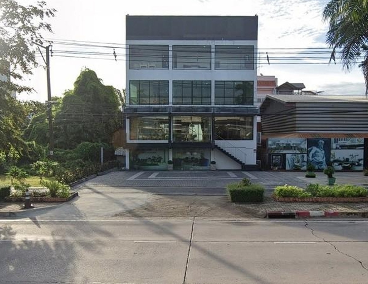 For RentShop HouseYothinpattana,CDC : Commercial building for rent, 4 floors, office space, storefront, showroom, beauty clinic. Praditmanutham Road Along the Ekkamai-Ramindra expressway, near Central Eastville, next to the main road, high potential location.