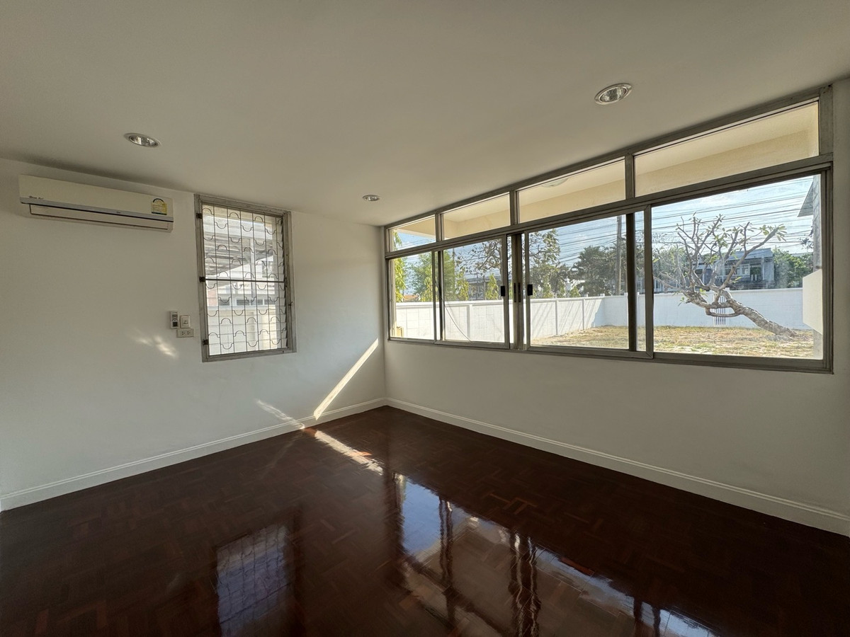 For RentHome OfficePattanakan, Srinakarin : Home office studio for rent, Phatthanakan, 10 car parking spaces, welcome tenants to register a company and do business.