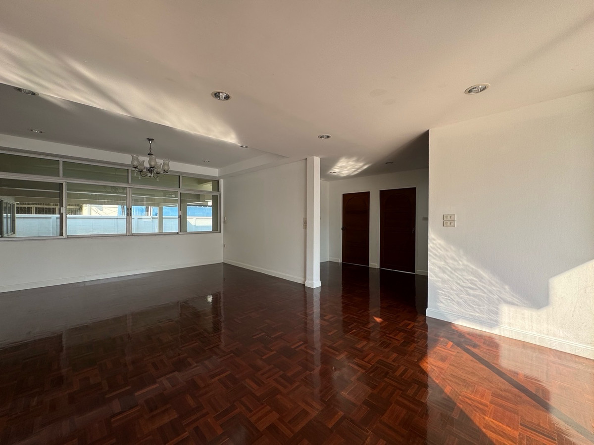 For RentHome OfficePattanakan, Srinakarin : Home office studio for rent, Phatthanakan, 10 car parking spaces, welcome tenants to register a company and do business.