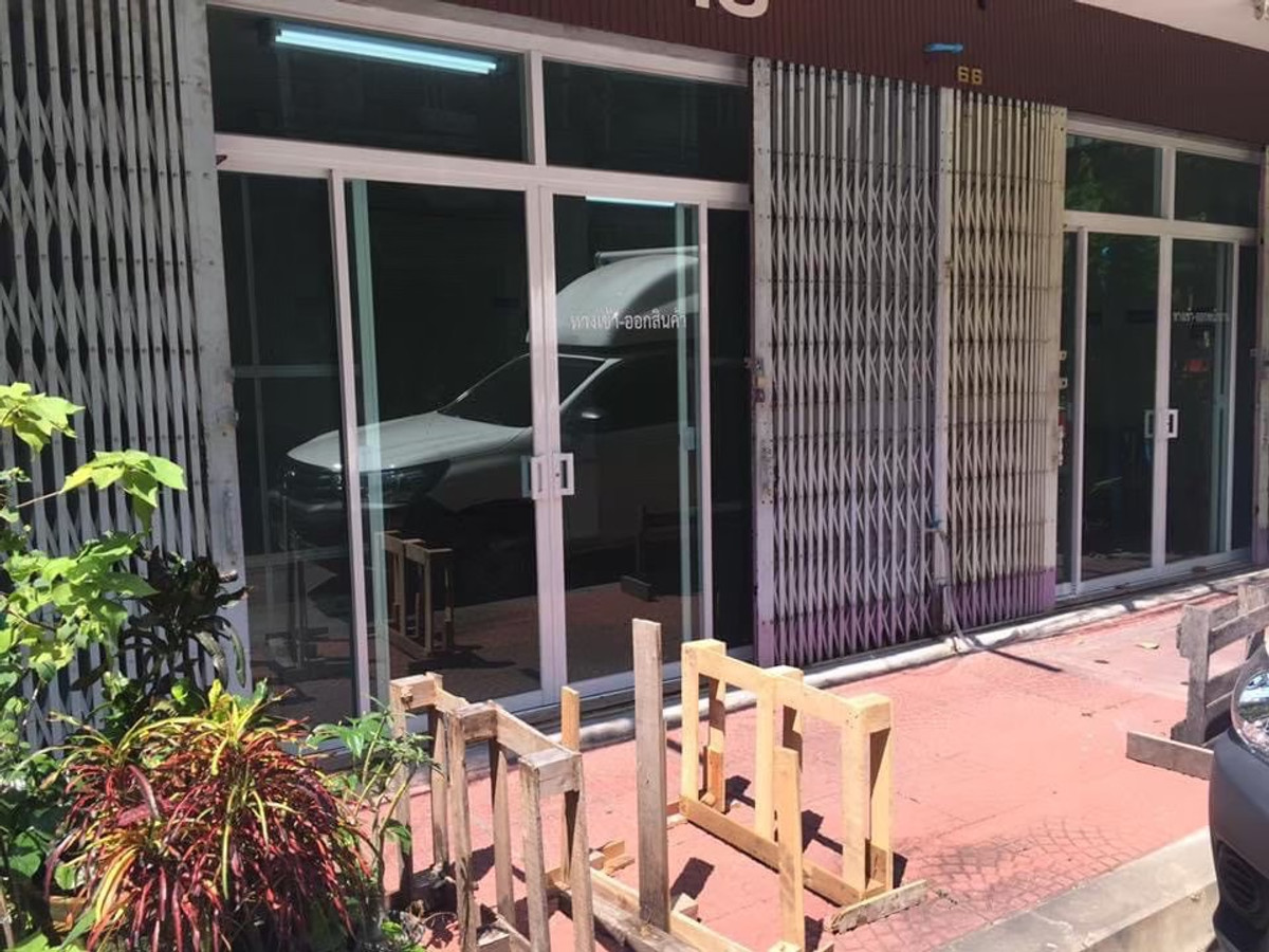 For RentShop HouseYaowarat, Banglamphu : Rent Apartment Near SuanMali 60 Sqm , Parking 3 Slot 45,000 permonth