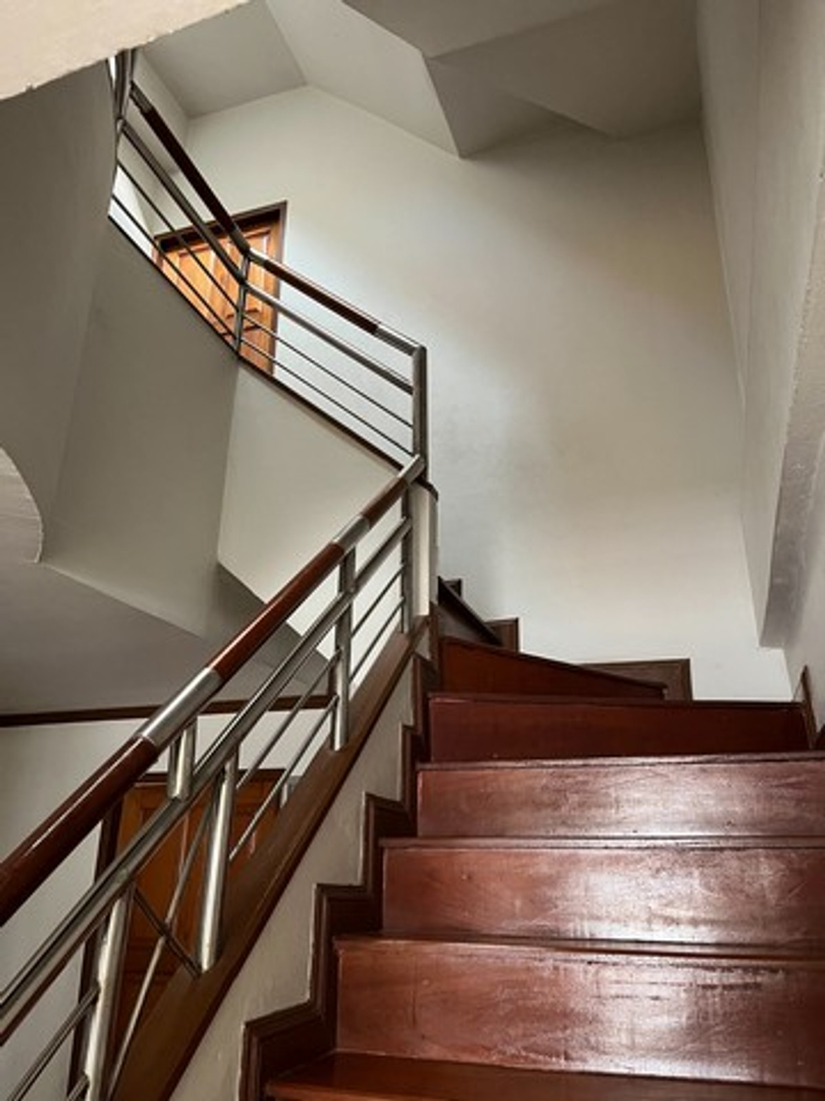 ขายทาวน์โฮมเลียบทางด่วนรามอินทรา : ขายถูก ทาวน์เฮ้าส์ 4 ชั้น บ้านสวนซื่อตรง ลาดพร้าว 87 ซอยประดิษฐมนูธรรม ซ. 10 ถนนเลียบทางด่วนรามอินทรา เขตวังทองหลาง 