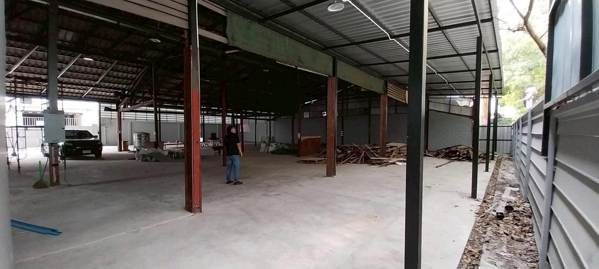 For RentWarehouseRathburana, Suksawat : Warehouse with office for rent 245 sq m.Usable area 980 sq m. Location Rat Burana Soi 8, Soi 10.