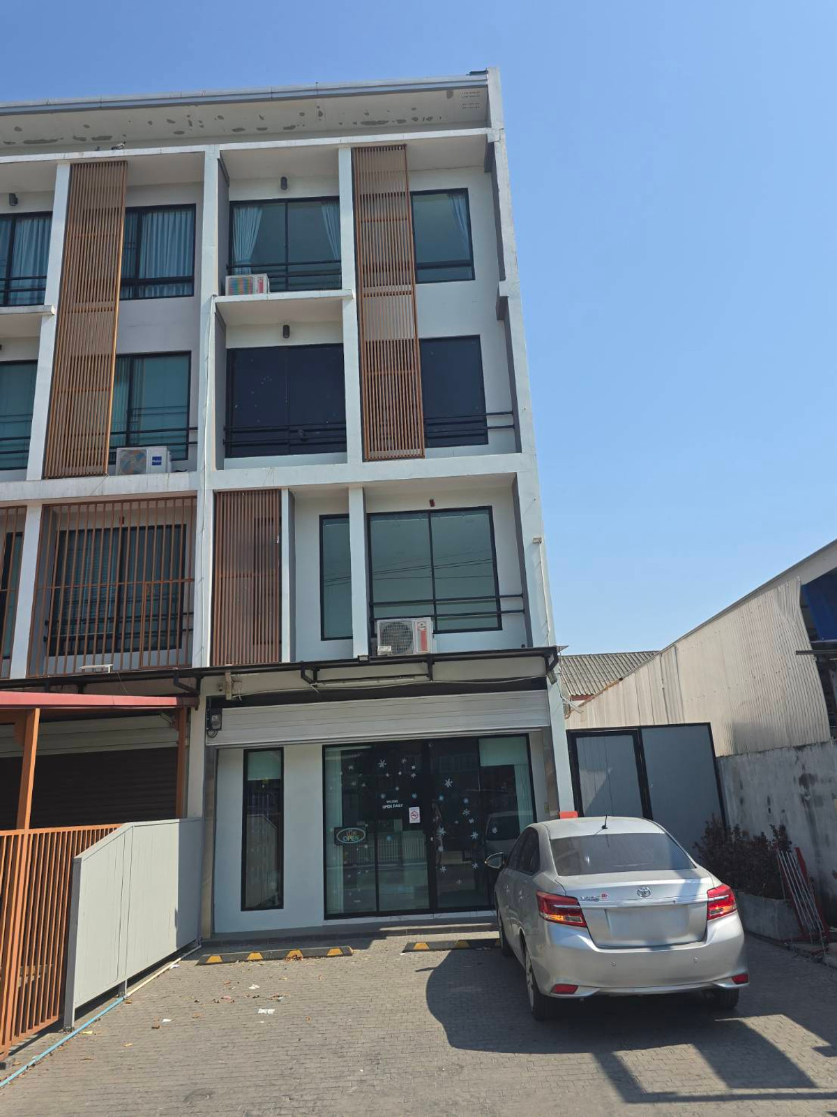 ขายอาคารพาณิชย์สมุทรปราการ สำโรง : ตึกมุมหายาก ทำเลการค้า ดีที่สุดในรามอินทรา ! เหมาะสำหรับทำHome ออฟฟิศ ,Clinic หรือทำค้าขาย !! อาคารพาณิชย์4ชั้น 34.8 ตร.วา พท.ใช้สอย 250 ตร.ม