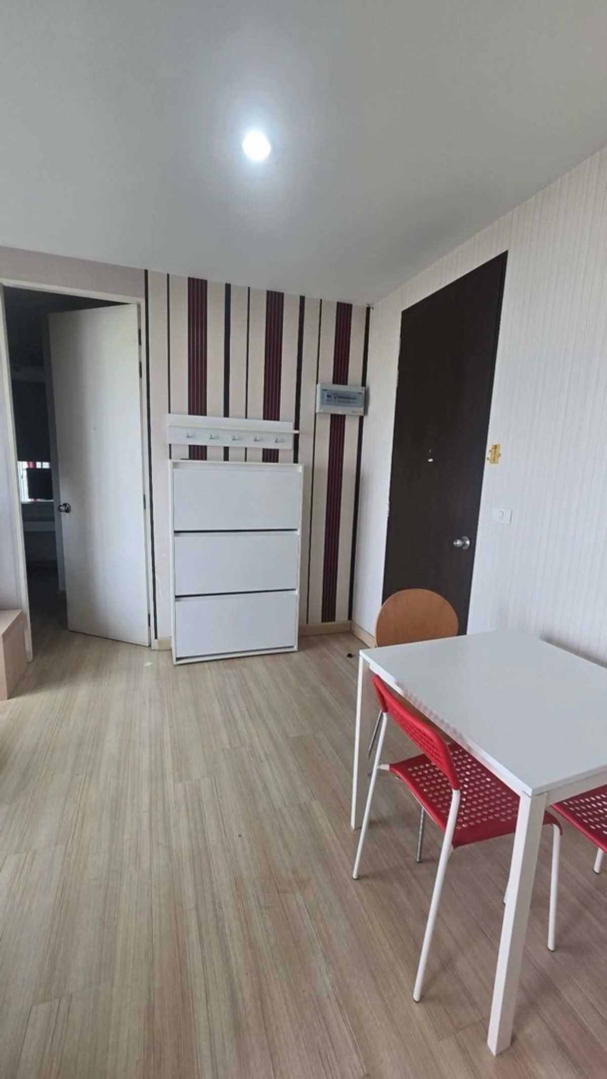 ให้เช่าคอนโดบางนา แบริ่ง ลาซาล : เช่า The Parkland srinakarin lakeside ( เดอะ พาร์คแลนด์ ศรีนครินทร์ เลคไซด์ )🛏️ 1 ห้องนอน 🛁 1 ห้องน้ำ 🛋️ 1 ห้องนั่งเล่น ขนาด 36 ตรม. อาคาร 2 ชั้น 18 🌅 วิวทะเลสาบ ✨ ราคา 10,000 บาท ✨ 