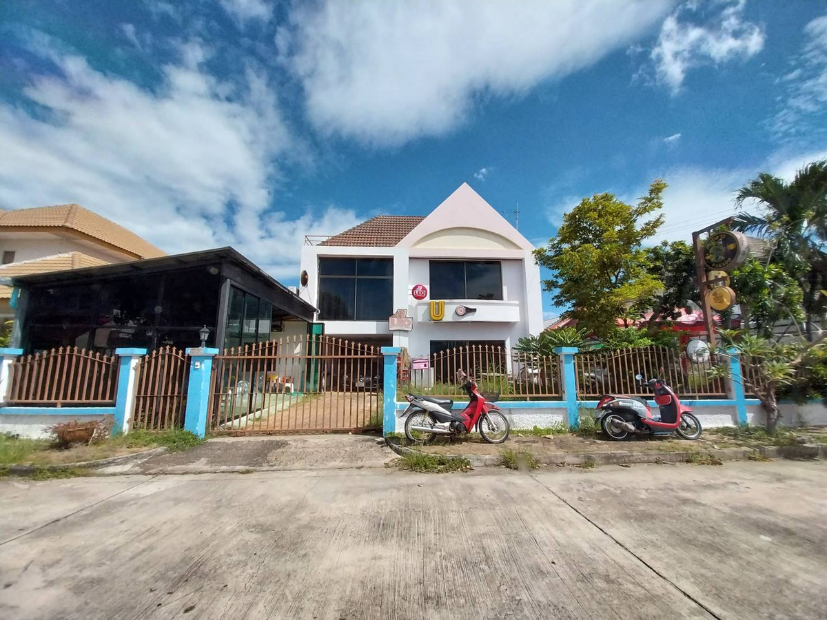For SaleHousePattaya, Bangsaen, Chonburi : Single house in Sam Muk Thani Village, Bang Saen. Single house, area 100 sq m, 3 bedrooms, 3 bathrooms, 2 halls. There is a small house in the area of ​​the house, 8 air conditioners, swimming pool 3×7, depth 1.3, salt system. Selling price 69XXXXX