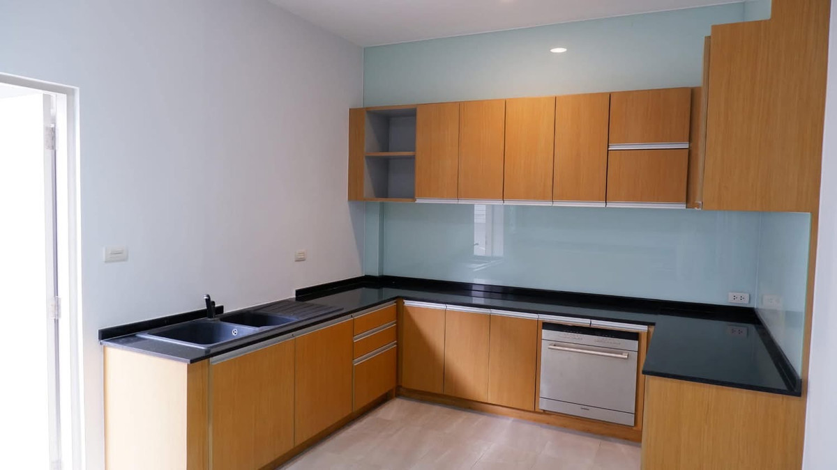 HousePattanakan, Srinakarin : Luxury 3-storey house for sale or rent spacious house next to Wellington College