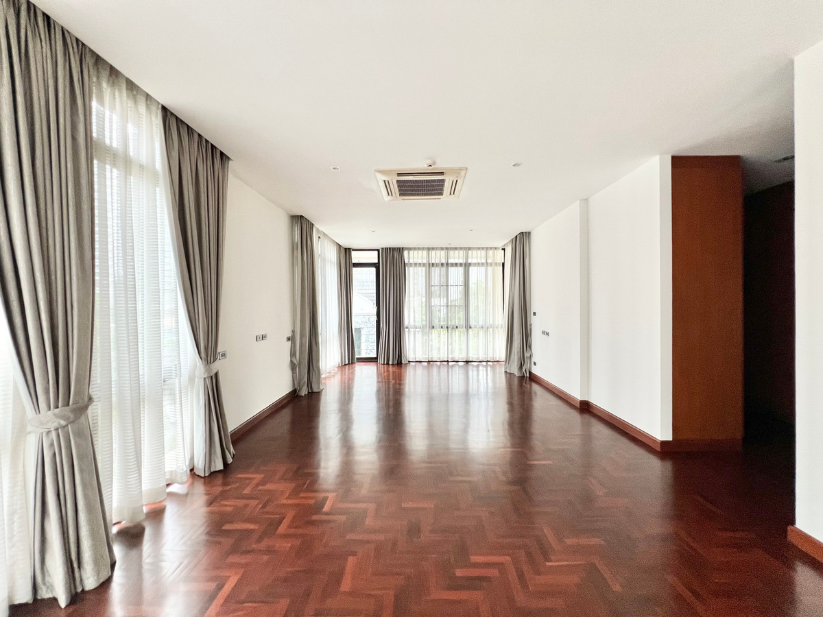 For RentSukhumvit, Asoke, Thonglor : For rent, Luxury Pool Villa, Sukhumvit 24, city center, near BTS Phrom Phong, Emquartier, 5 bedrooms.