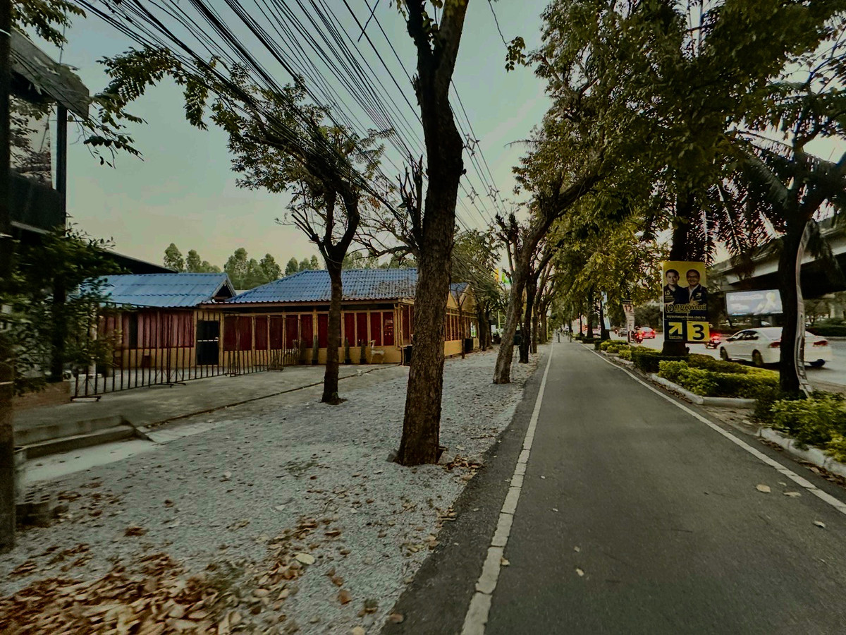 ให้เช่าที่ดินเลียบทางด่วนรามอินทรา : ให้เช่าที่ดินพร้อมสิ่งปลูกสร้าง ริมถนนประดิษฐ์มนูญธรรม เนื้อที่ 200 ตรว. เลียบทางด่วนเอกมัยรามอินทรา