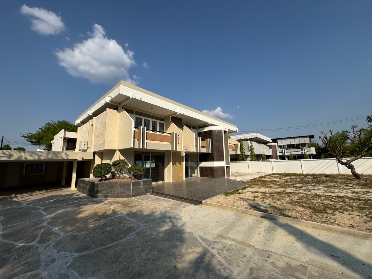 For RentHome OfficePattanakan, Srinakarin : Home office studio for rent, Phatthanakan, 10 car parking spaces, welcome tenants to register a company and do business.