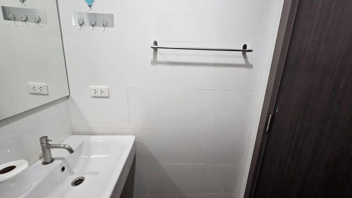 ขายคอนโดอ่อนนุช อุดมสุข : ขายด่วน The Base Park East ชั้น29 วิวHabito ขนาด 27 ตร.ม แต่งสวย เครื่องใช้ไฟฟ้าและเฟอร์ครบ ลงทุนหรืออยู่เองก็คุ้มค่า ราคา 2,400,000 บาท 