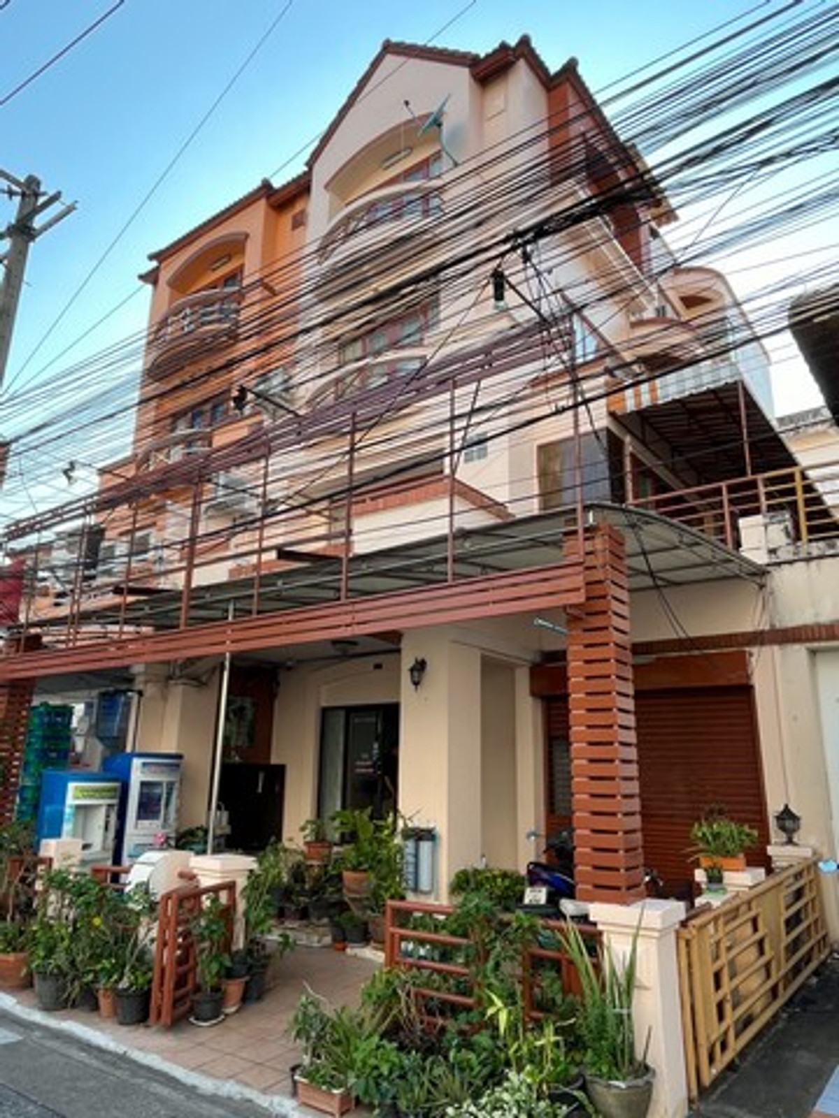 ขายทาวน์โฮมเลียบทางด่วนรามอินทรา : ขายถูก ทาวน์เฮ้าส์ 4 ชั้น บ้านสวนซื่อตรง ลาดพร้าว 87 ซอยประดิษฐมนูธรรม ซ. 10 ถนนเลียบทางด่วนรามอินทรา เขตวังทองหลาง 