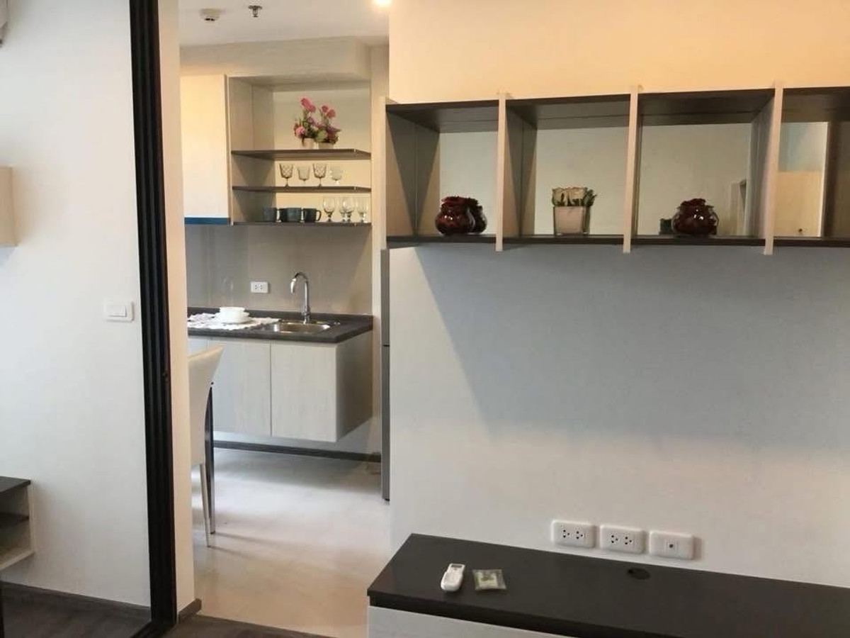 ขายคอนโดอ่อนนุช อุดมสุข : ขายด่วน The Base Park East ชั้น29 วิวHabito ขนาด 27 ตร.ม แต่งสวย เครื่องใช้ไฟฟ้าและเฟอร์ครบ ลงทุนหรืออยู่เองก็คุ้มค่า ราคา 2,400,000 บาท 