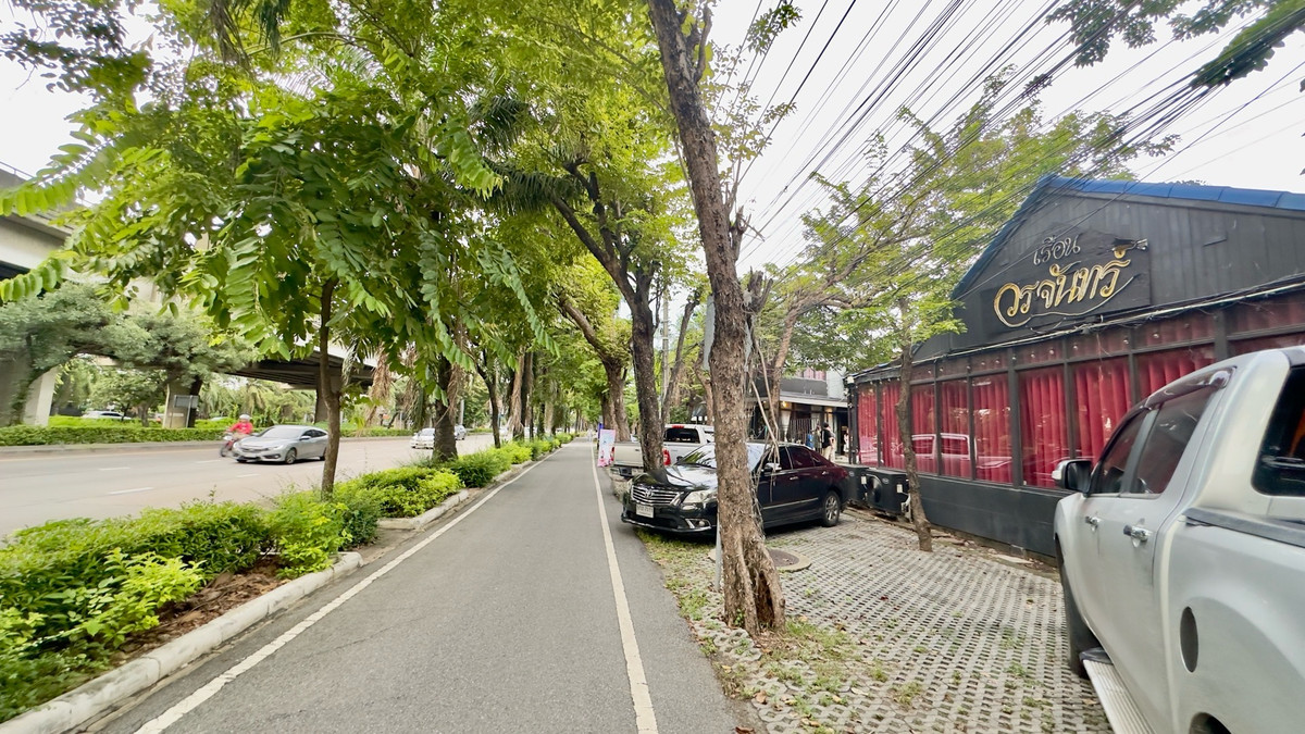 For RentLandYothinpattana,CDC : Land for rent with buildings Along Pradit Manuntham Road, size 200 square meters, Khlong Chan Subdistrict, Bang Kapi District