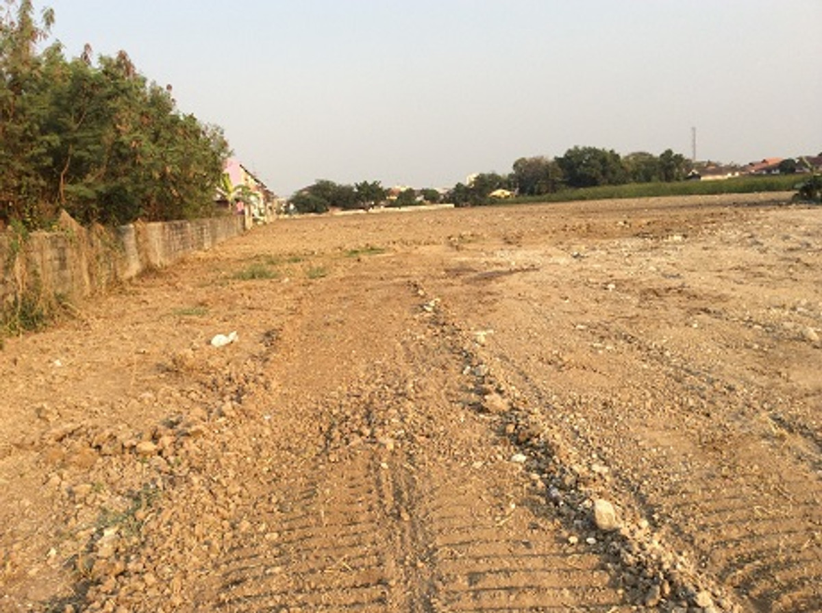 For SaleLandChaengwatana, Muangthong : Large plot of land for sale Chaengwattana - Lak Si location, land size 9 rai 17 square wah (total 3,617 square wah), width approximately 69 meters, depth approximately 250 meters.