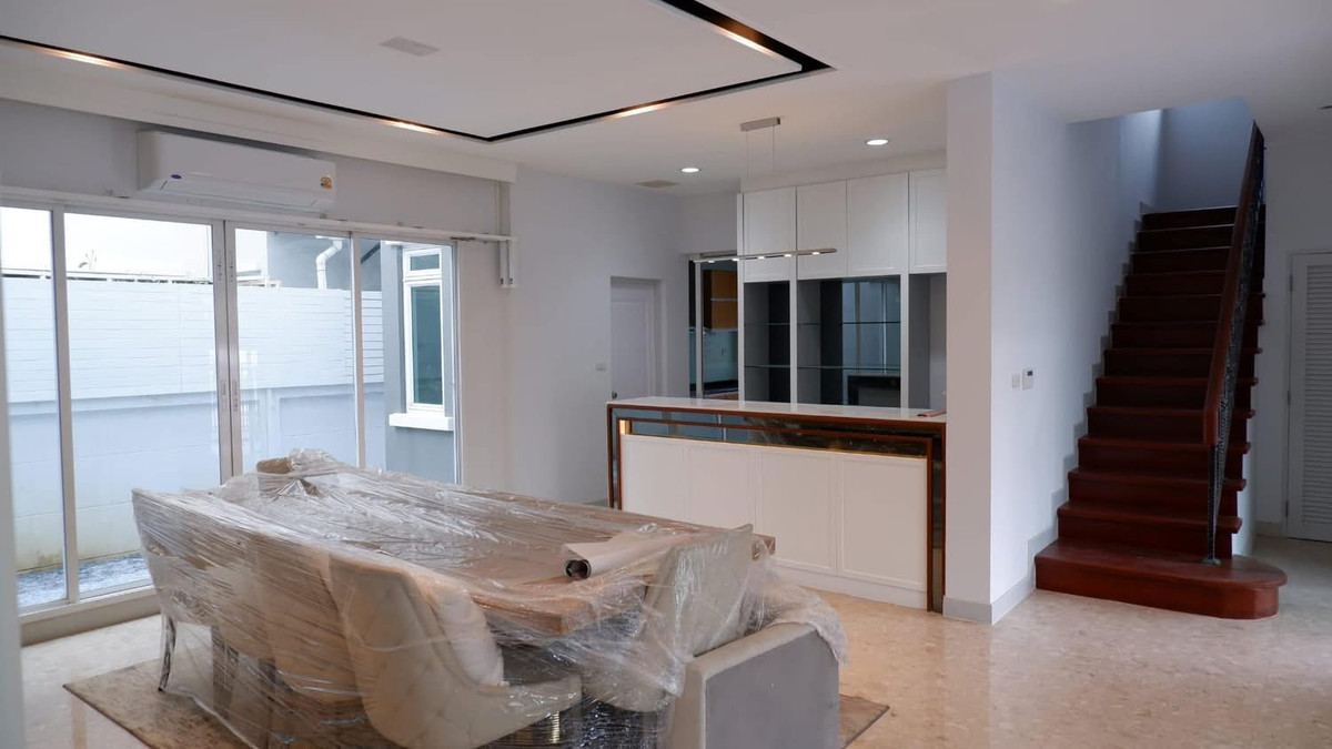 HousePattanakan, Srinakarin : Luxury 3-storey house for sale or rent spacious house next to Wellington College