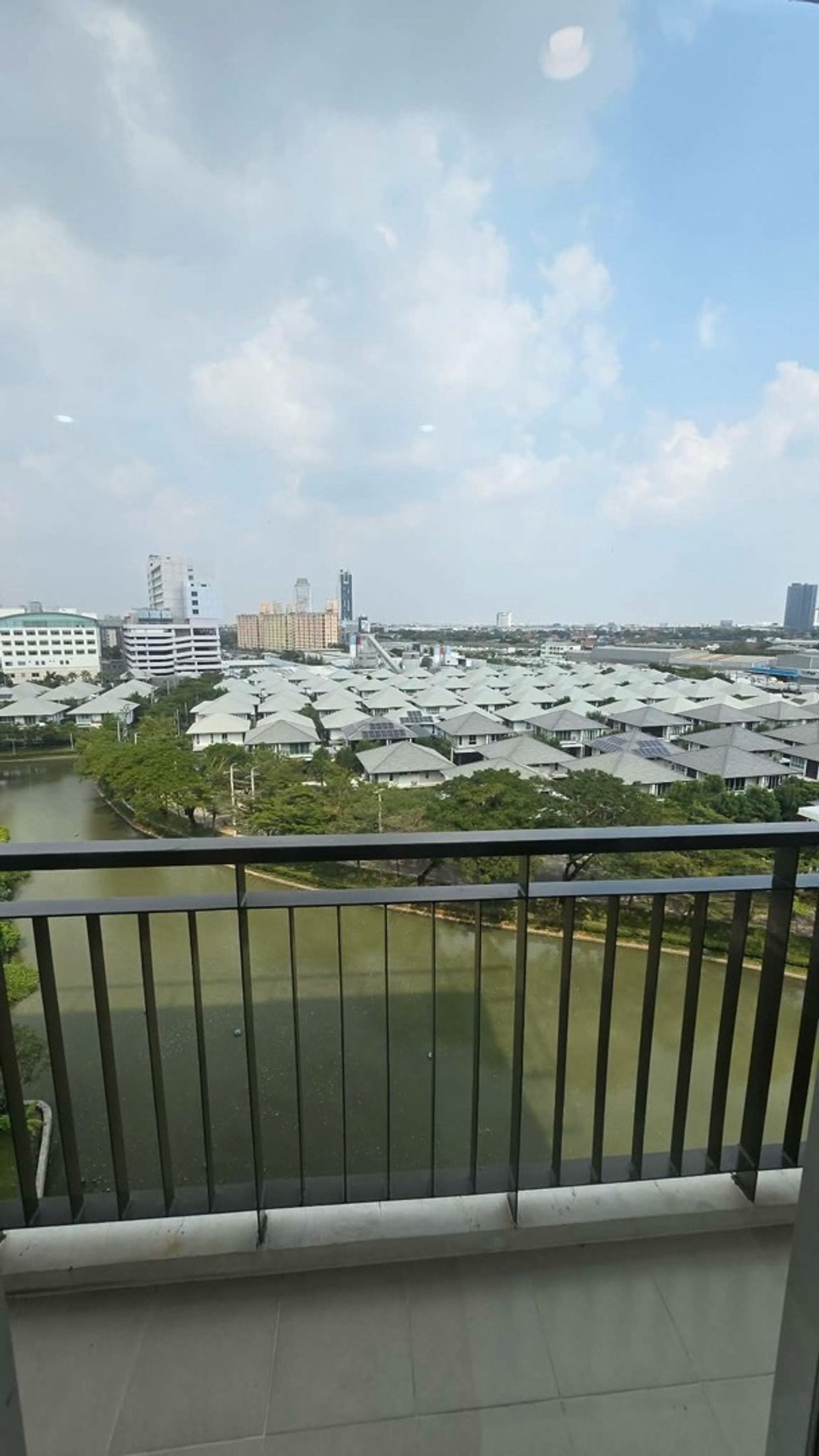 ให้เช่าคอนโดบางนา แบริ่ง ลาซาล : เช่า The Parkland srinakarin lakeside ( เดอะ พาร์คแลนด์ ศรีนครินทร์ เลคไซด์ )🛏️ 1 ห้องนอน 🛁 1 ห้องน้ำ 🛋️ 1 ห้องนั่งเล่น ขนาด 36 ตรม. อาคาร 2 ชั้น 18 🌅 วิวทะเลสาบ ✨ ราคา 10,000 บาท ✨ 