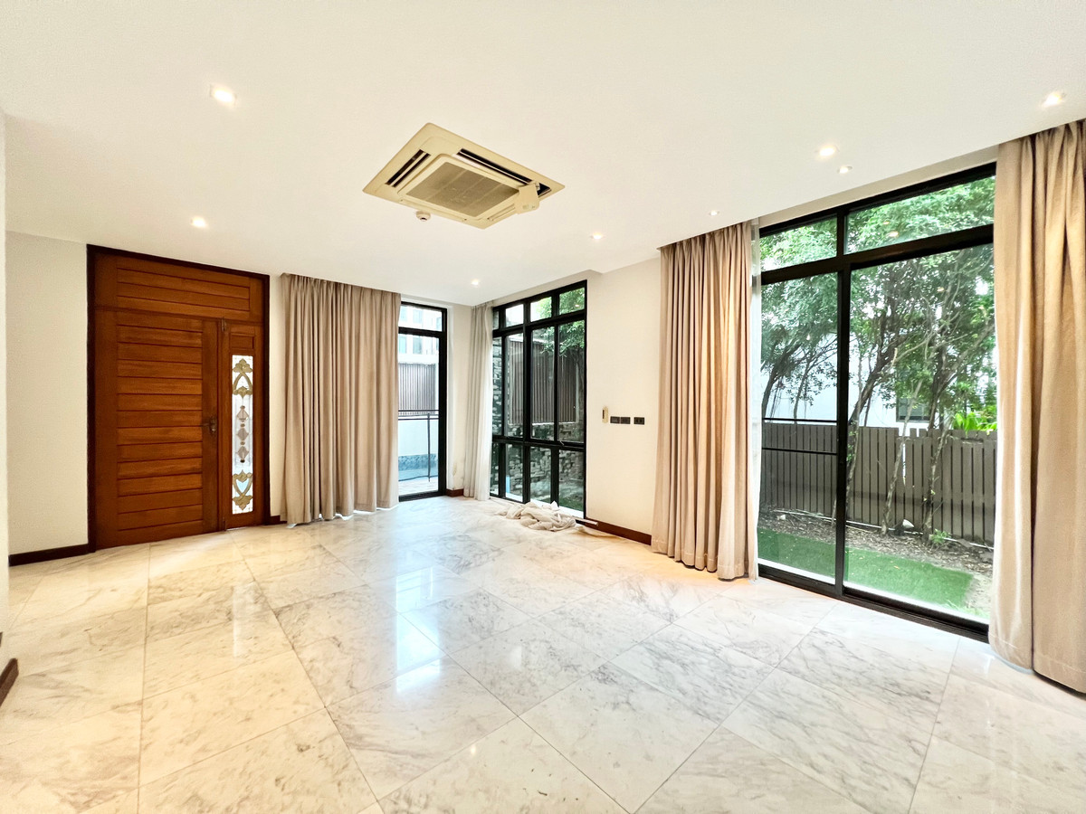 For RentSukhumvit, Asoke, Thonglor : For rent, Luxury Pool Villa, Sukhumvit 24, city center, near BTS Phrom Phong, Emquartier, 5 bedrooms.