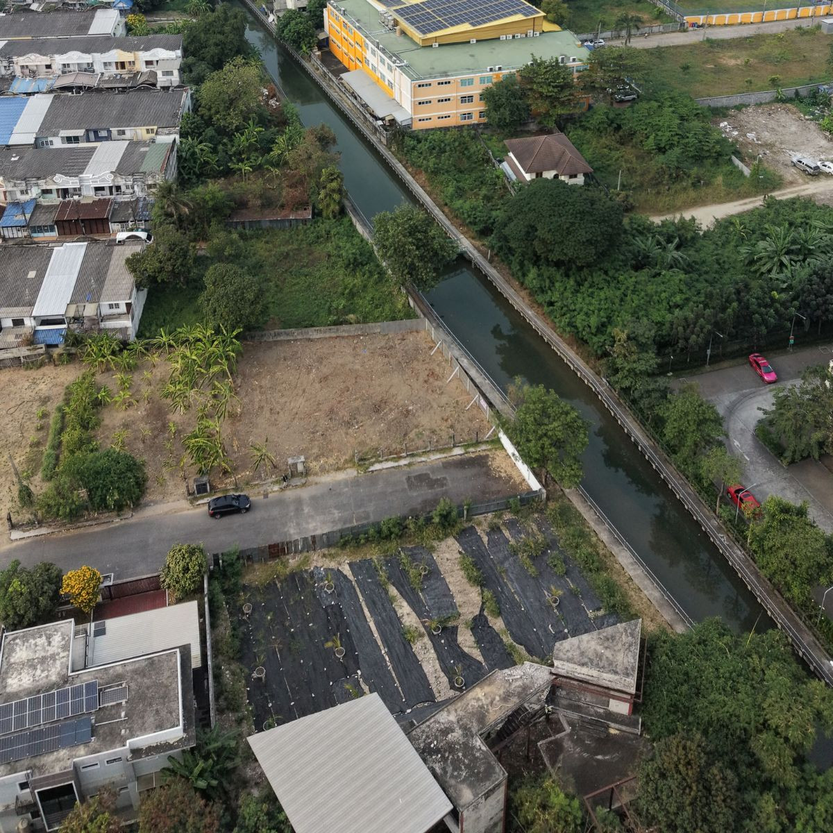 For SaleLandBangna, Bearing, Lasalle : Empty land for sale, area 173.8 square meters, in Srinakarin Park Village. Beautiful rectangular plot, easy to lay out, width 33 meters, depth 25 meters.