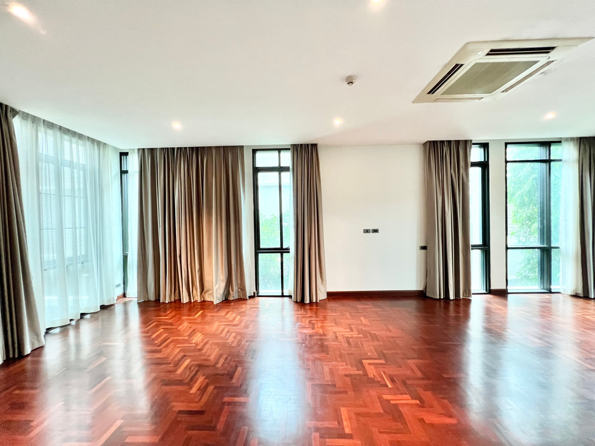 For RentSukhumvit, Asoke, Thonglor : For rent, Luxury Pool Villa, Sukhumvit 24, city center, near BTS Phrom Phong, Emquartier, 5 bedrooms.