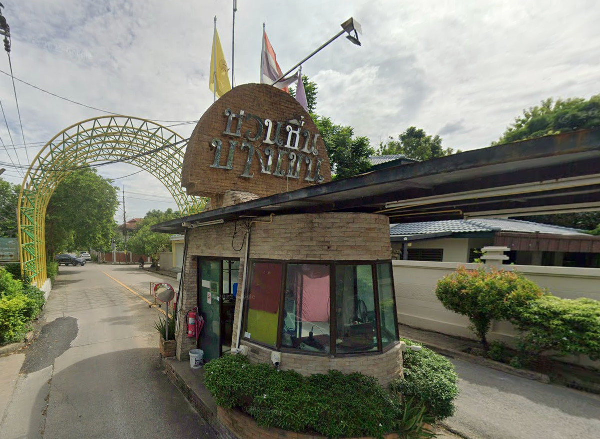 For SaleLandChaengwatana, Muangthong : Large plot of land for sale Chaengwattana - Lak Si location, land size 9 rai 17 square wah (total 3,617 square wah), width approximately 69 meters, depth approximately 250 meters.