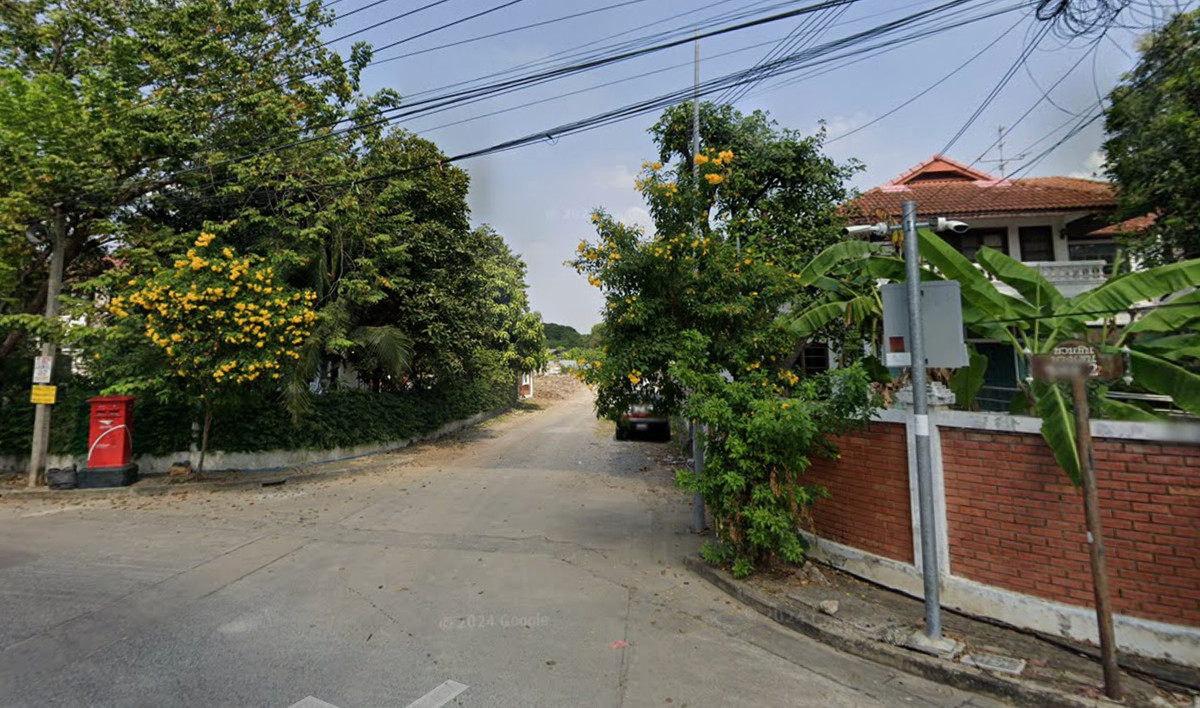 For SaleLandChaengwatana, Muangthong : Large plot of land for sale Chaengwattana - Lak Si location, land size 9 rai 17 square wah (total 3,617 square wah), width approximately 69 meters, depth approximately 250 meters.