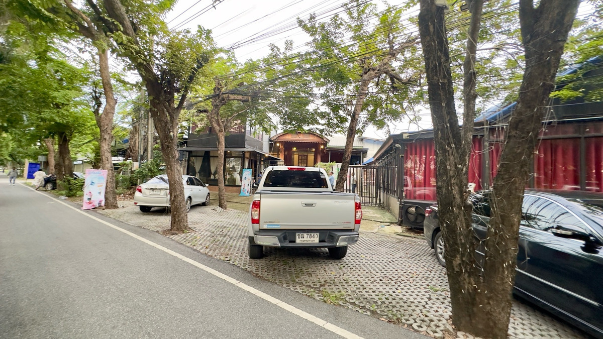 ให้เช่าที่ดินเลียบทางด่วนรามอินทรา : ให้เช่าที่ดินพร้อมสิ่งปลูกสร้าง ริมถนนประดิษฐ์มนูญธรรม เนื้อที่ 200 ตรว. เลียบทางด่วนเอกมัยรามอินทรา