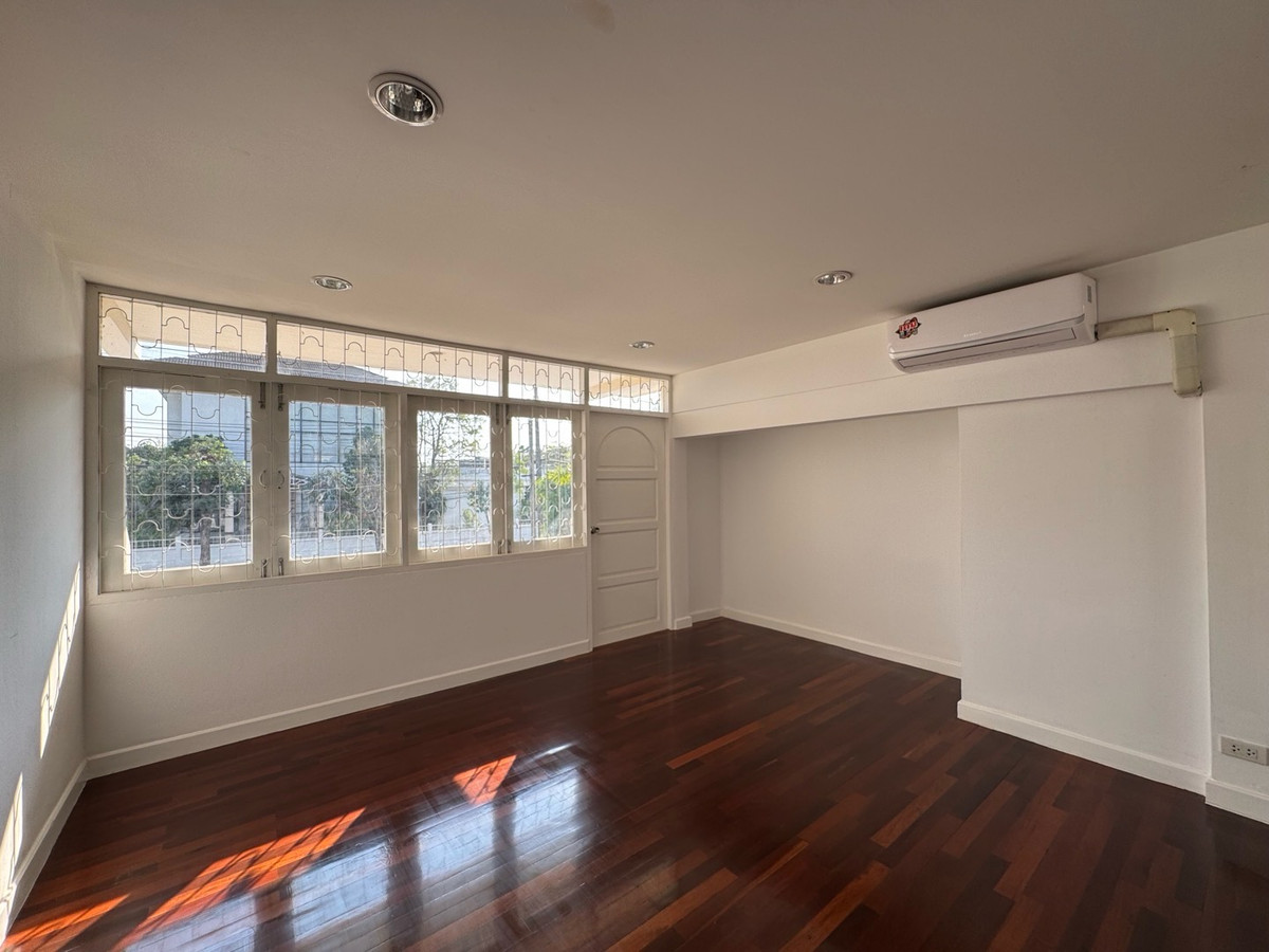 For RentHome OfficePattanakan, Srinakarin : Home office studio for rent, Phatthanakan, 10 car parking spaces, welcome tenants to register a company and do business.