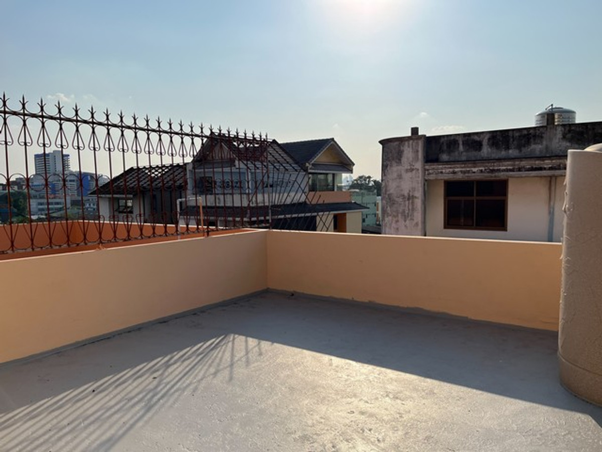 ขายทาวน์โฮมเลียบทางด่วนรามอินทรา : ขายถูก ทาวน์เฮ้าส์ 4 ชั้น บ้านสวนซื่อตรง ลาดพร้าว 87 ซอยประดิษฐมนูธรรม ซ. 10 ถนนเลียบทางด่วนรามอินทรา เขตวังทองหลาง 