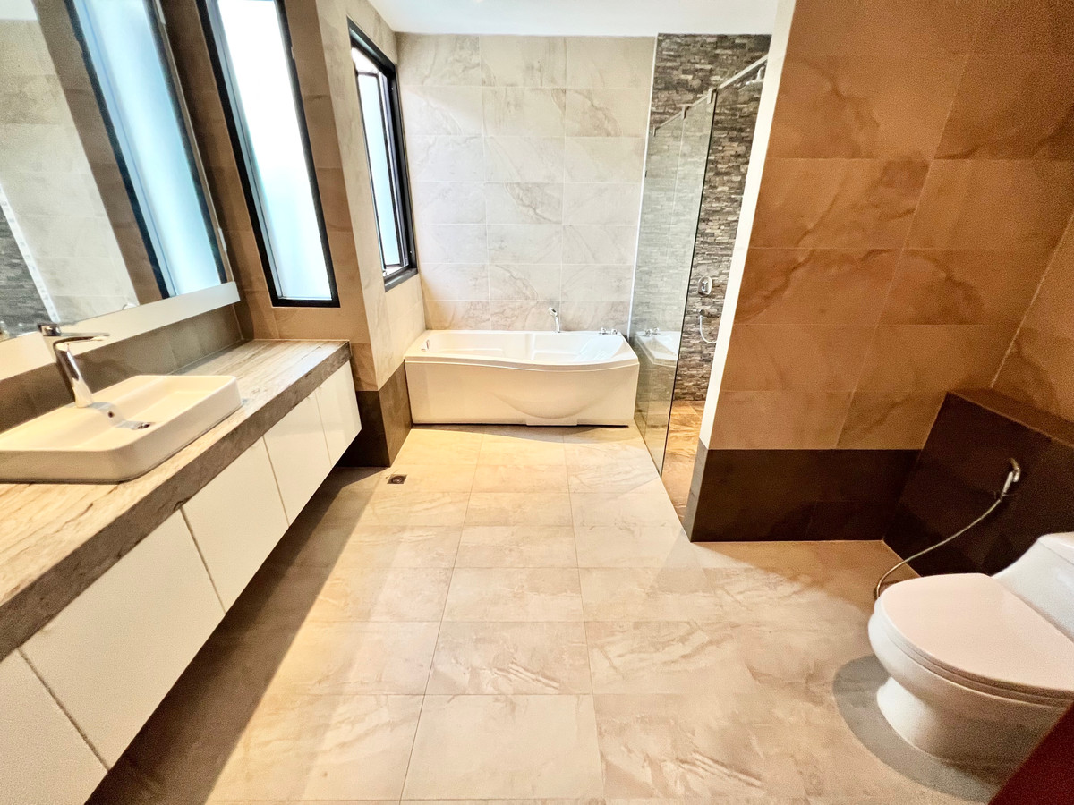 For RentSukhumvit, Asoke, Thonglor : For rent, Luxury Pool Villa, Sukhumvit 24, city center, near BTS Phrom Phong, Emquartier, 5 bedrooms.