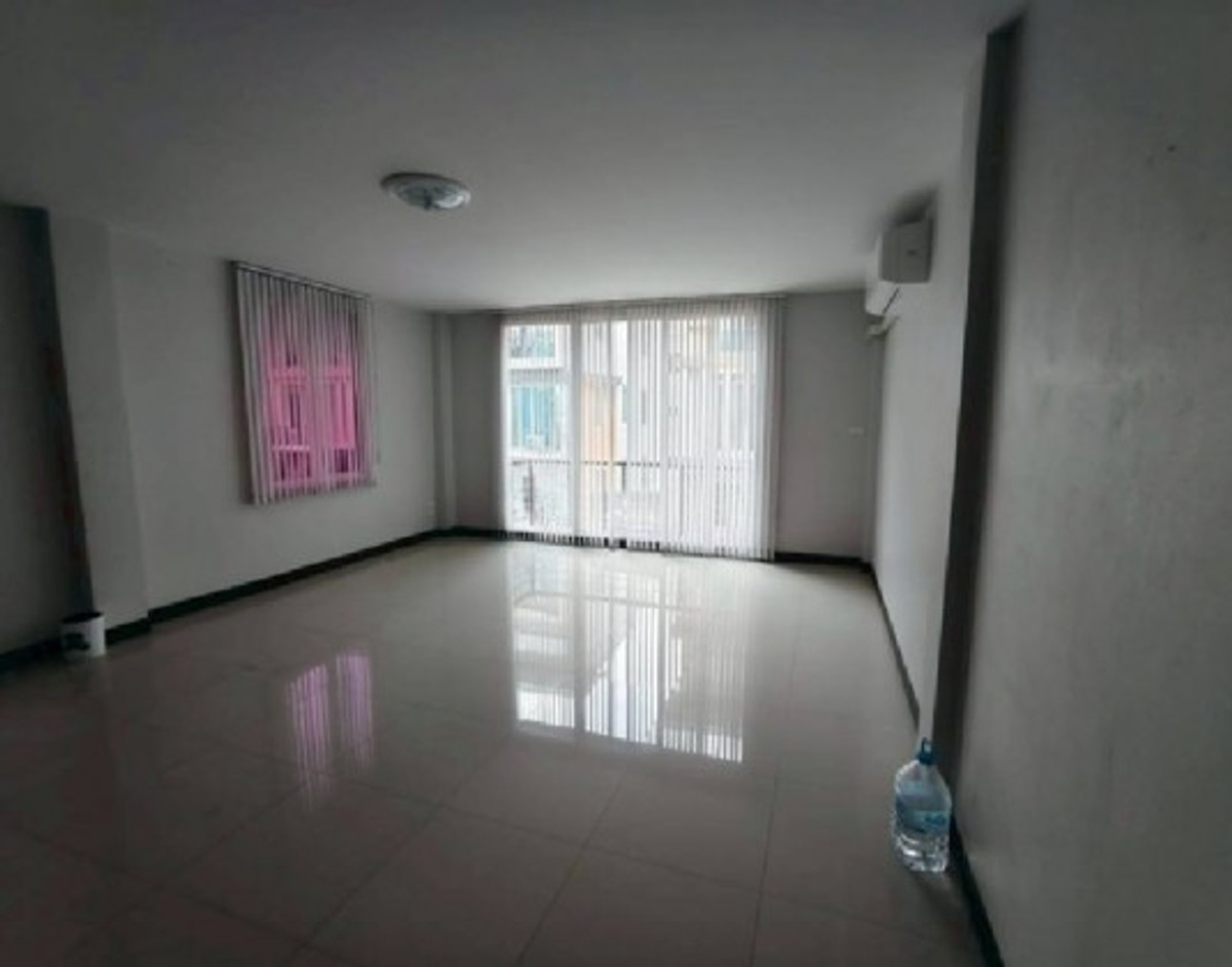 ให้เช่าโฮมออฟฟิศลาดกระบัง สุวรรณภูมิ : โทร. 081-632-0632 ให้เช่าHome Office 4 ชั้น หลังมุม โครงการอาร์เค บิซ เซ็นเตอร์ มอเตอร์เวย์ – ร่มเกล้า ติดถนนใหญ่ ตกแต่งพร้อม แอร์ 5 เครื่อง เหมาะเป็นสำนักงาน จดบริษัทได้