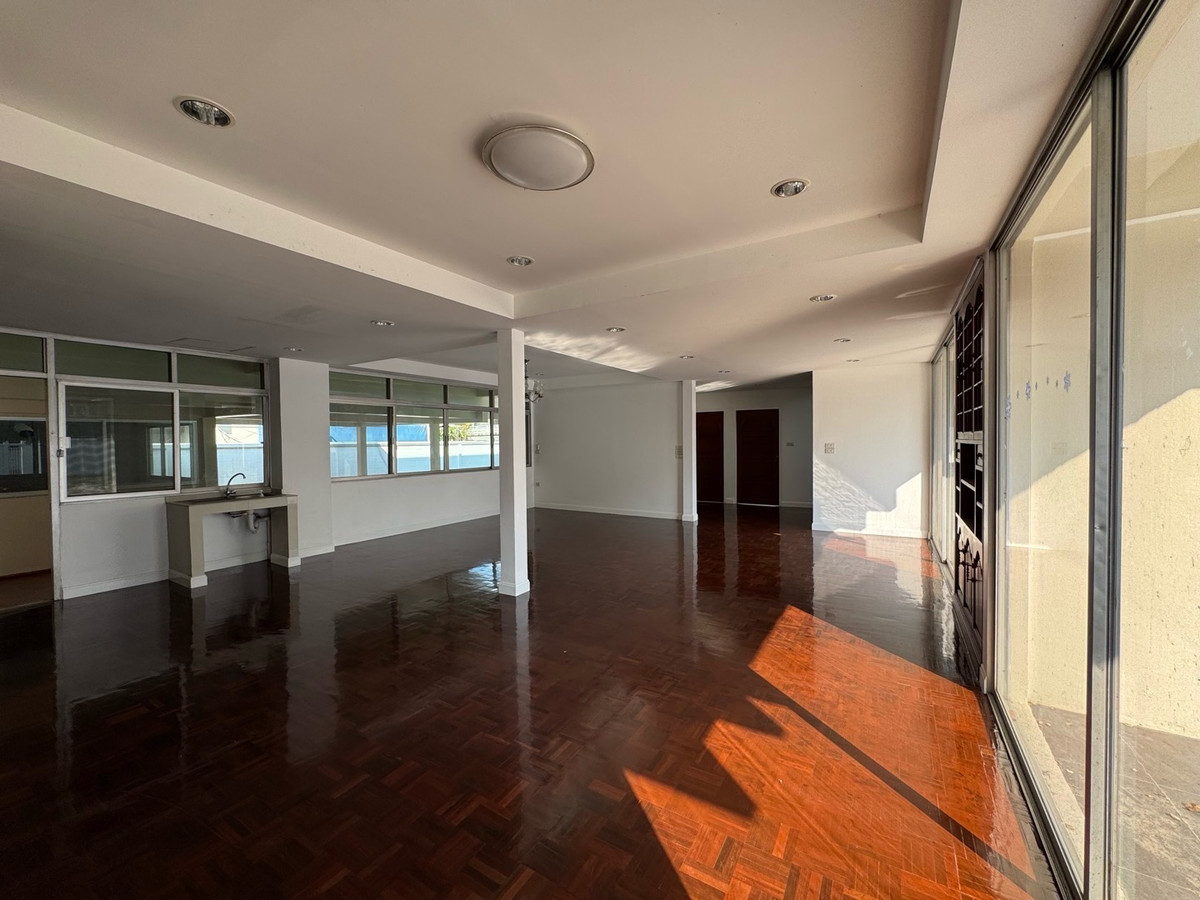 For RentHome OfficePattanakan, Srinakarin : Home office studio for rent, Phatthanakan, 10 car parking spaces, welcome tenants to register a company and do business.