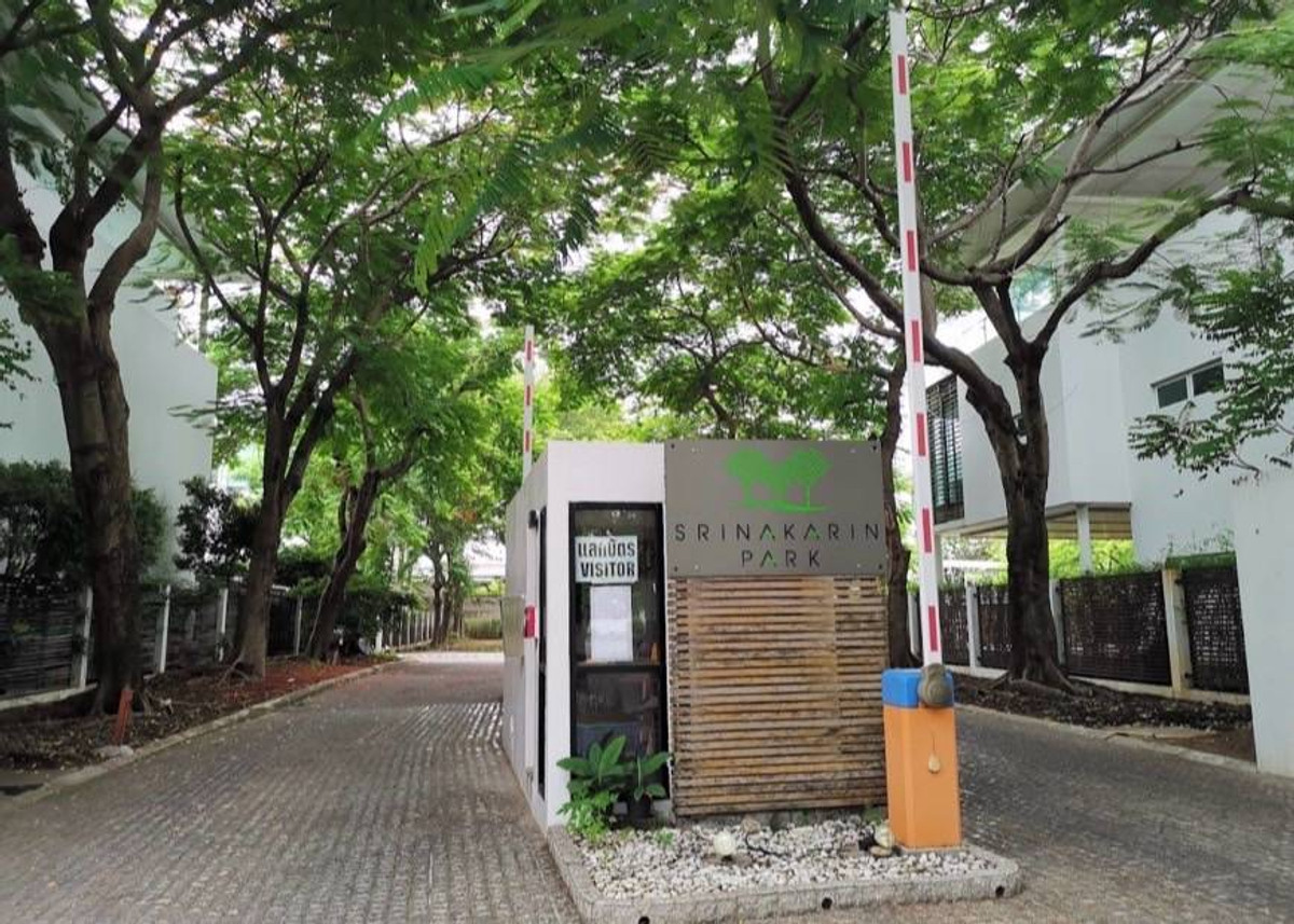 For SaleLandBangna, Bearing, Lasalle : Empty land for sale, area 173.8 square meters, in Srinakarin Park Village. Beautiful rectangular plot, easy to lay out, width 33 meters, depth 25 meters.