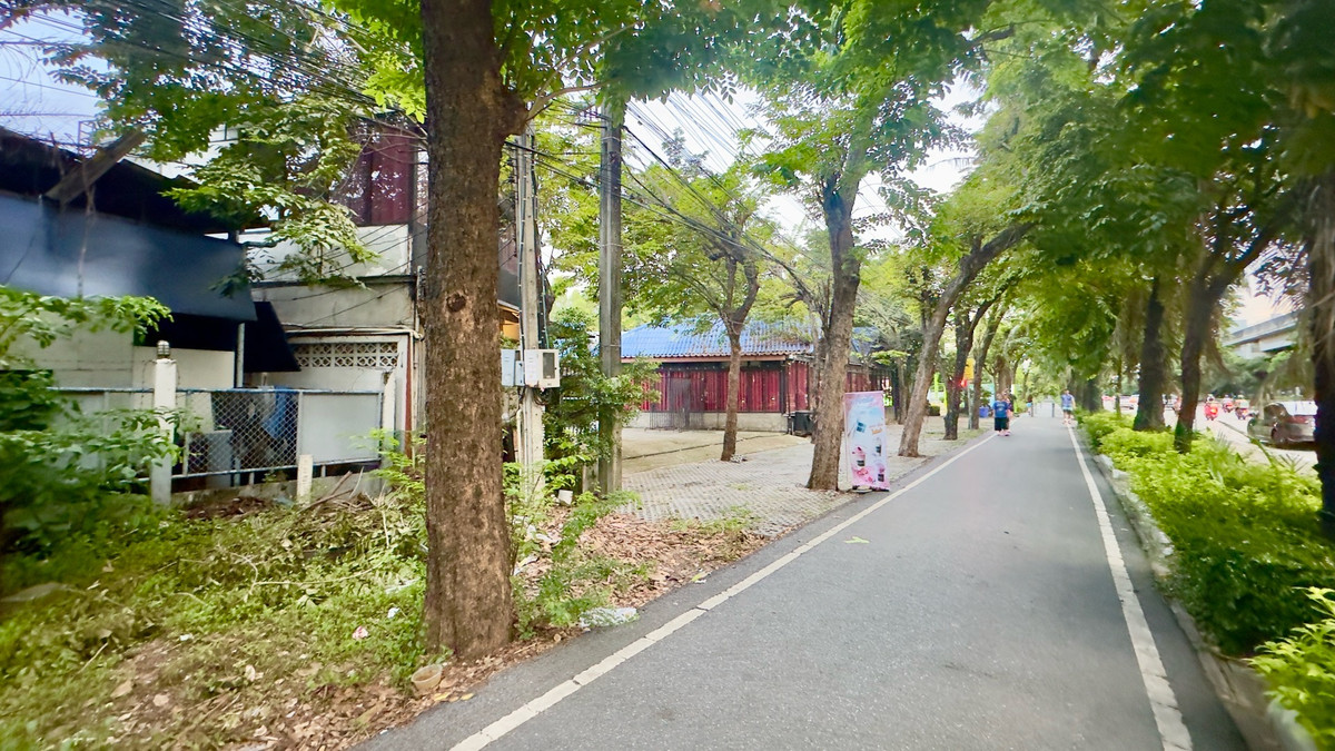 ให้เช่าที่ดินเลียบทางด่วนรามอินทรา : ให้เช่าที่ดินพร้อมสิ่งปลูกสร้าง ริมถนนประดิษฐ์มนูญธรรม เนื้อที่ 200 ตรว. เลียบทางด่วนเอกมัยรามอินทรา