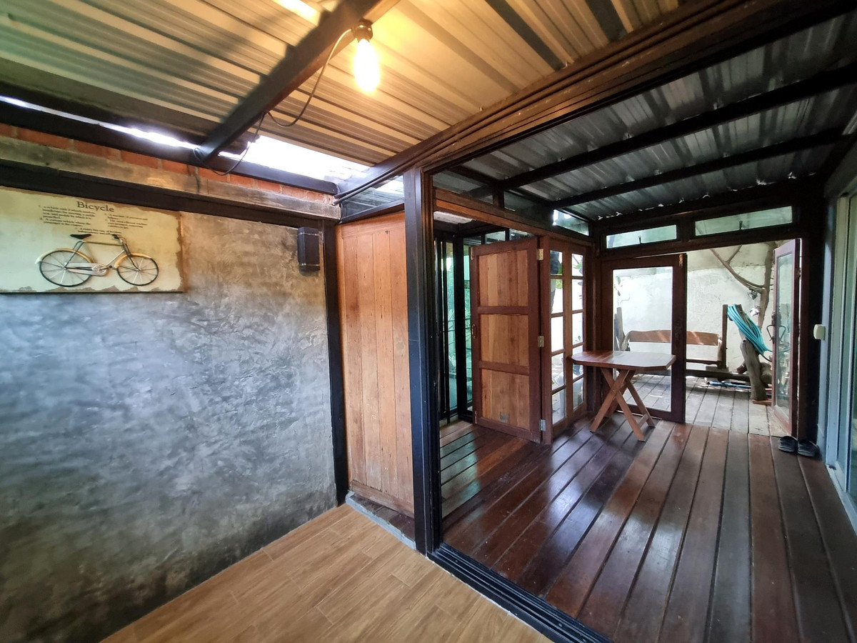 For SaleTownhomeLadkrabang, Suwannaphum Airport : Urgent sale, house ready to move in, along the canal, ready to move in, 4 bedrooms, 3 bathrooms, 37 sq m, corner room.