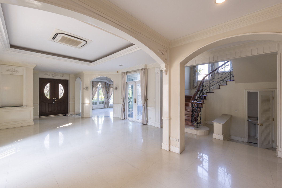 ขายบ้านเลียบทางด่วนรามอินทรา : 🔥ขายด่วน+🔥หมู่บ้านคริสตัล พาร์ค 