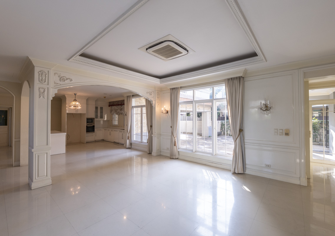 ขายบ้านเลียบทางด่วนรามอินทรา : 🔥ขายด่วน+🔥หมู่บ้านคริสตัล พาร์ค 