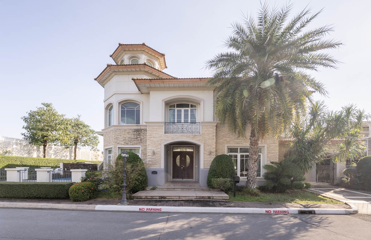 ขายบ้านเลียบทางด่วนรามอินทรา : 🔥ขายด่วน+🔥หมู่บ้านคริสตัล พาร์ค 