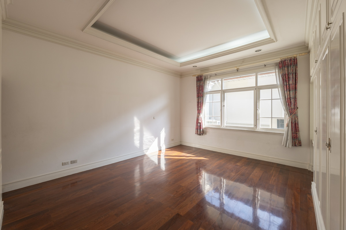 ขายบ้านเลียบทางด่วนรามอินทรา : 🔥ขายด่วน+🔥หมู่บ้านคริสตัล พาร์ค 