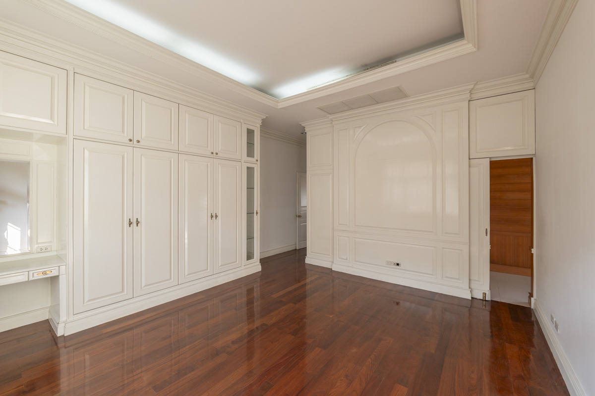 ขายบ้านเลียบทางด่วนรามอินทรา : 🔥ขายด่วน+🔥หมู่บ้านคริสตัล พาร์ค 