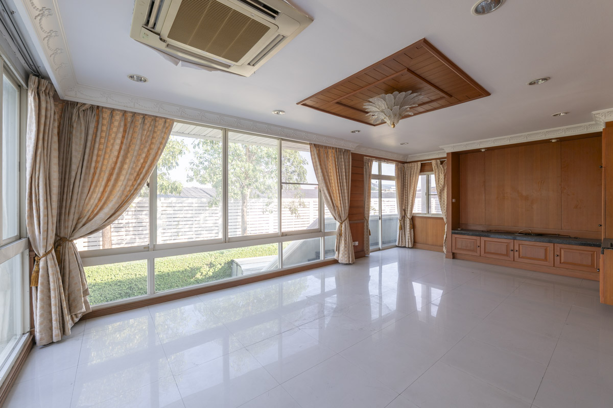 ขายบ้านเลียบทางด่วนรามอินทรา : 🔥ขายด่วน+🔥หมู่บ้านคริสตัล พาร์ค 