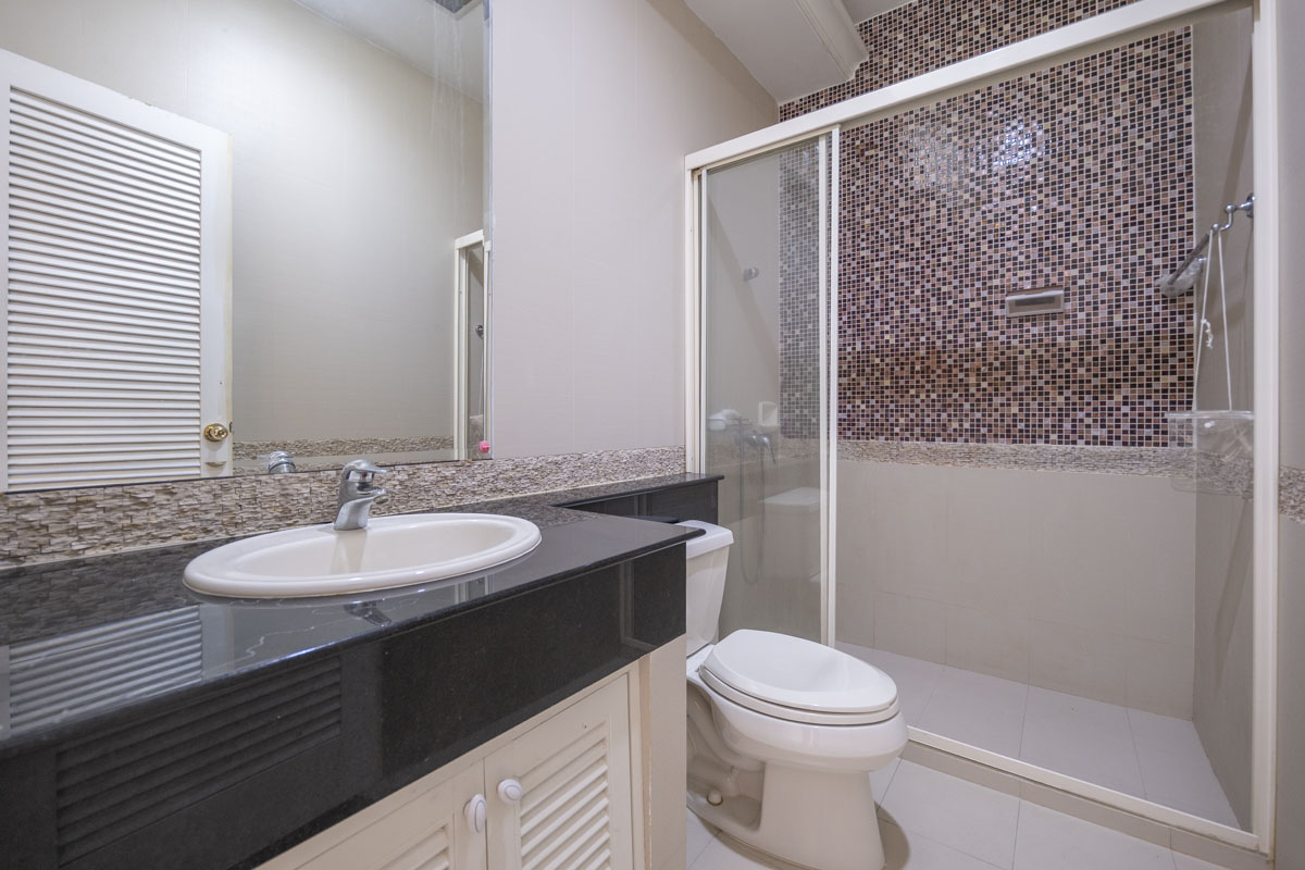 ขายบ้านเลียบทางด่วนรามอินทรา : 🔥ขายด่วน+🔥หมู่บ้านคริสตัล พาร์ค 