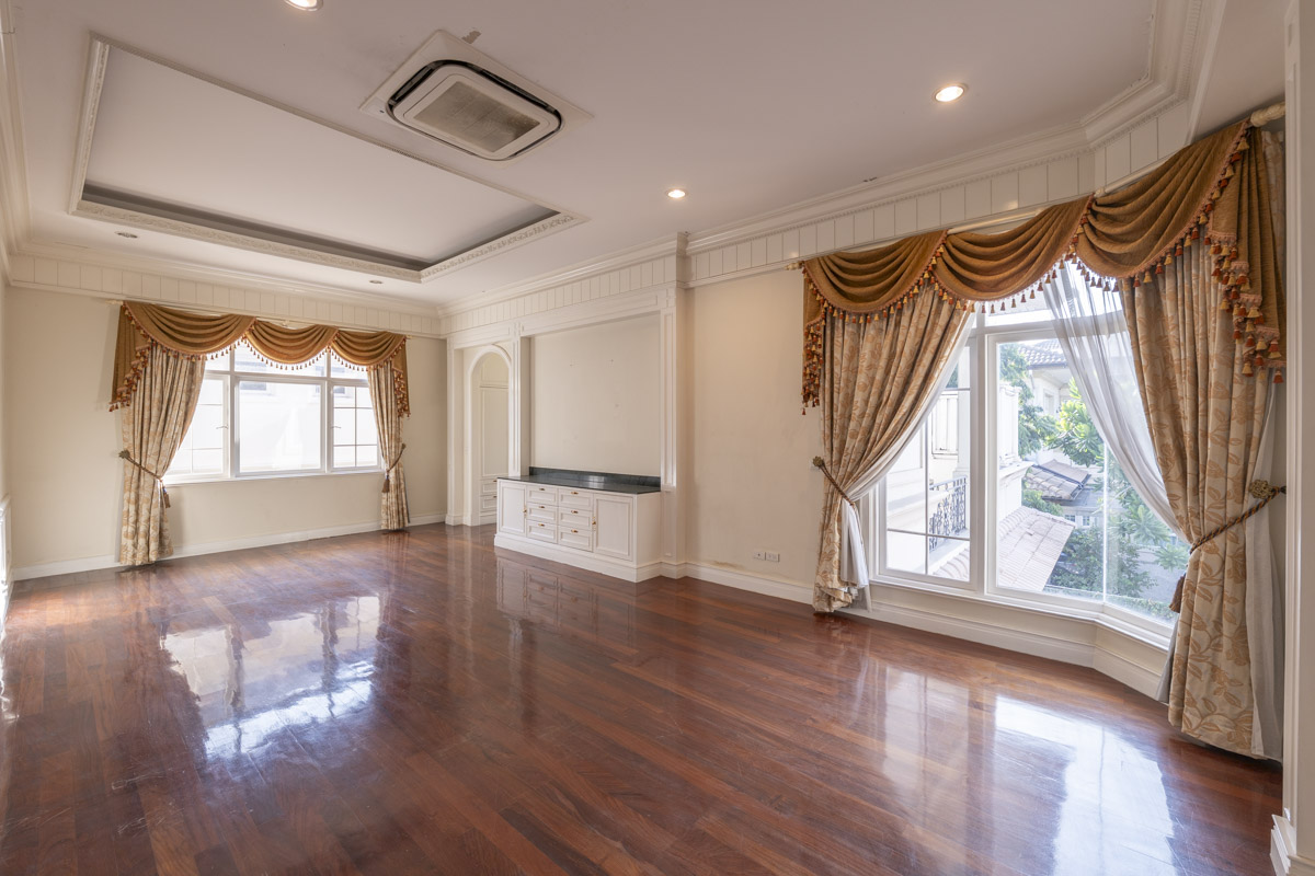 ขายบ้านเลียบทางด่วนรามอินทรา : 🔥ขายด่วน+🔥หมู่บ้านคริสตัล พาร์ค 