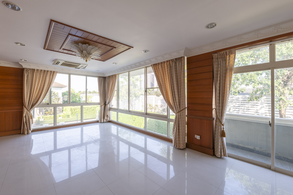 ขายบ้านเลียบทางด่วนรามอินทรา : 🔥ขายด่วน+🔥หมู่บ้านคริสตัล พาร์ค 