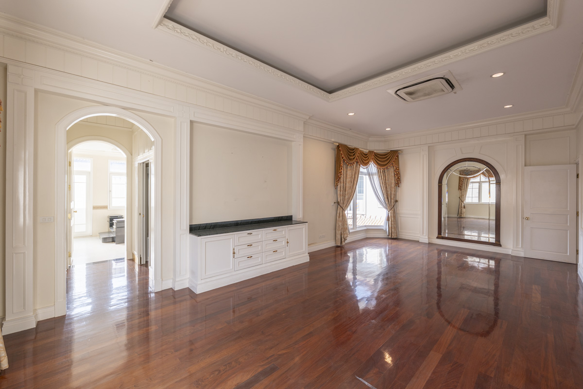 ขายบ้านเลียบทางด่วนรามอินทรา : 🔥ขายด่วน+🔥หมู่บ้านคริสตัล พาร์ค 