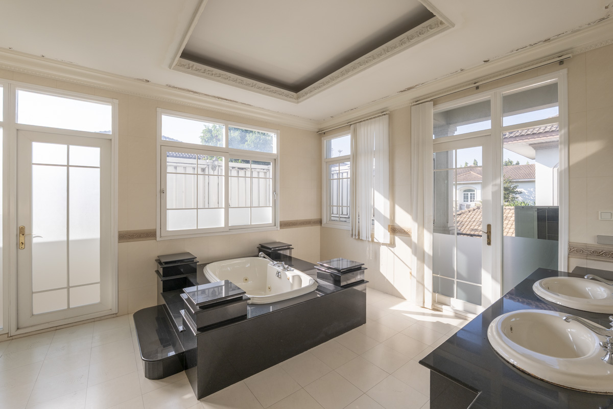 ขายบ้านเลียบทางด่วนรามอินทรา : 🔥ขายด่วน+🔥หมู่บ้านคริสตัล พาร์ค 