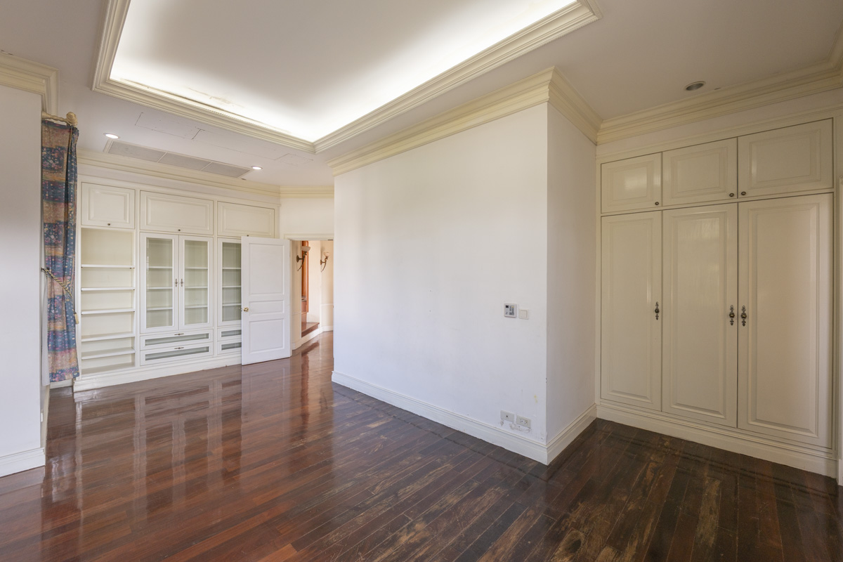 ขายบ้านเลียบทางด่วนรามอินทรา : 🔥ขายด่วน+🔥หมู่บ้านคริสตัล พาร์ค 