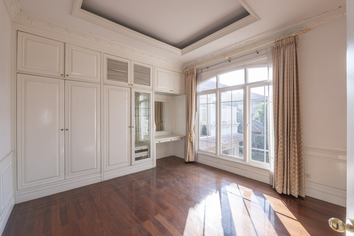 ขายบ้านเลียบทางด่วนรามอินทรา : 🔥ขายด่วน+🔥หมู่บ้านคริสตัล พาร์ค 