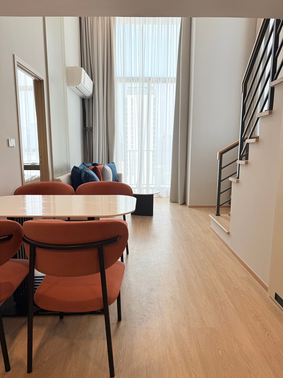 For RentCondoSiam Paragon ,Chulalongkorn,Samyan : 2 bedrooms, 2 bathrooms, 2 floors, 2 parking rights with 1 powder room, Chula location.