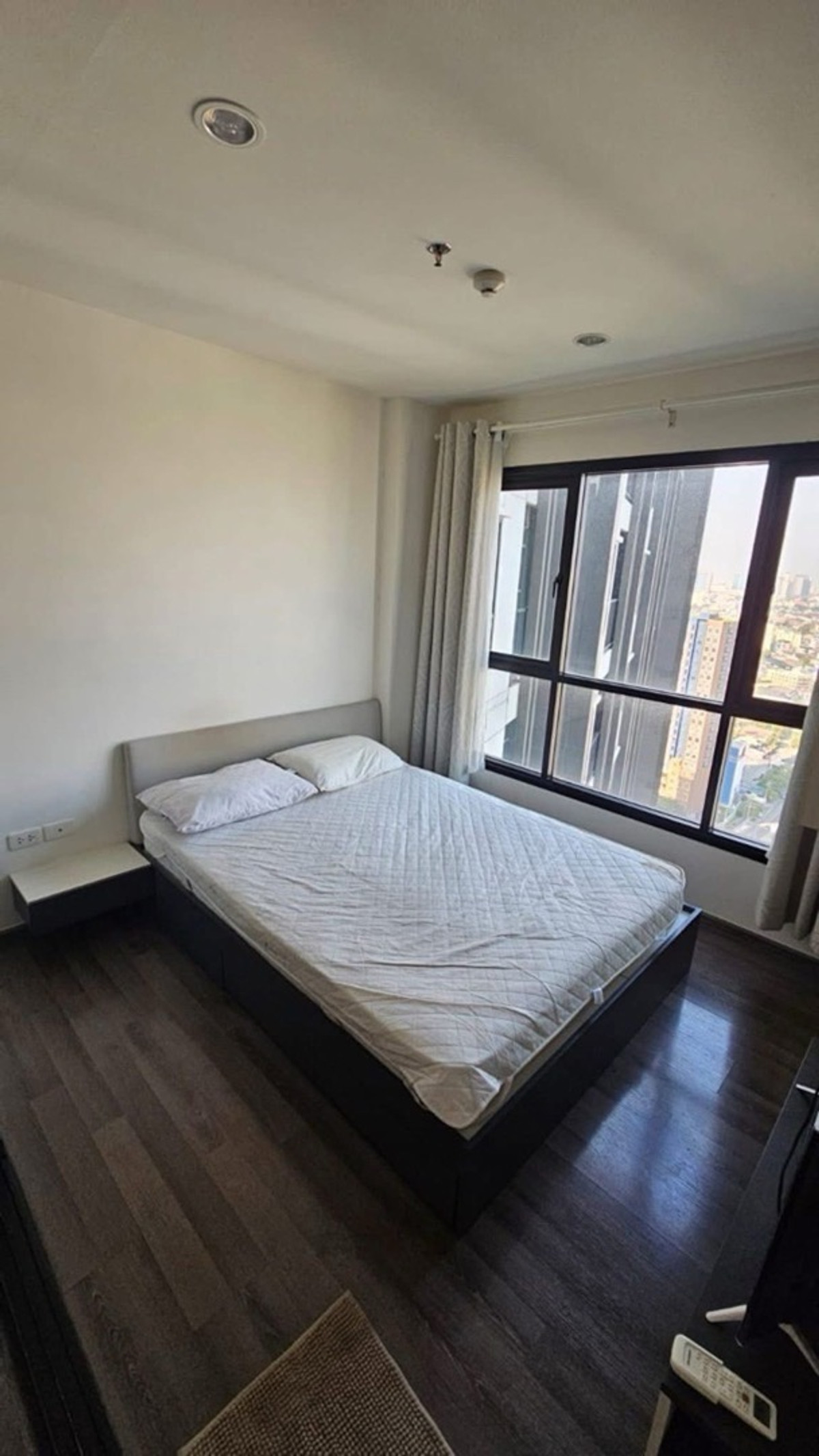 ขายคอนโดอ่อนนุช อุดมสุข : ขายด่วน The Base Park East ชั้น29 วิวHabito ขนาด 27 ตร.ม แต่งสวย เครื่องใช้ไฟฟ้าและเฟอร์ครบ ลงทุนหรืออยู่เองก็คุ้มค่า ราคา 2,400,000 บาท 